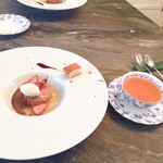 スープとカレー ボンジョルネ - ●デザート
      チョコレートムースとラベンダーのフィナンシェ
      カモミールのジュレとチョコソース