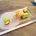 スープとカレー ボンジョルネ - ●Amuse
      岐阜県恵那鳥のパテとグリーンピースのチーズケーキ