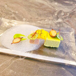 スープとカレー ボンジョルネ - ●Amuse
      岐阜県恵那鳥のパテとグリーンピースのチーズケーキ