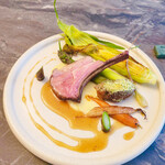 スープとカレー ボンジョルネ - ●ヴィアンド（肉のメイン）
      仔羊背肉のロティとランプの香草パン粉焼き
      インカの目覚めピュレとスパイシーソース