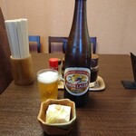 Fujiya - 瓶ビール（大瓶）600円とサービスランチにつく冷奴小鉢を先出しでの提供、お通し代わりで有難いです！
