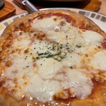 サイゼリヤ - バッファローモッツァレラのピザ 500円