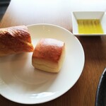 Gurando Kicchin - パンとOLIVEオイル、右側ミルクパンが美味しかった！