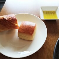 グランド キッチン - パンとOLIVEオイル、右側ミルクパンが美味しかった！