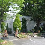 アミュゼ - 外観（バイパス側でなく駐車場から入口を見る）