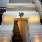 北新地 すがはら - 白い波打った壁が目印です。