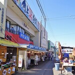 Kakujougyorui - 『寺泊魚の市場通り（魚のアメ横）』の一角にあります
