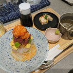 サーモンホリック - 海鮮タワー丼(1,400円)