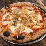 JUN'S PIZZA - 料理写真:サルモーネッサ 1650円
トマトソース、モッツァレラ、サーモン、ケッパー、タマネギ