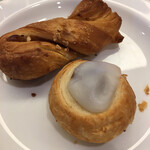 鳴子ホテル - 胡桃とメープルシロップのパン（左）
      シナモンロール（右）