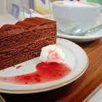 エスプレッソスタンド プラッツ - ケーキセット(￥825)。
            函館美鈴のチョコレートケーキとカプチーノ！