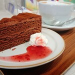 エスプレッソスタンド プラッツ - ケーキセット(￥825)。
函館美鈴のチョコレートケーキとカプチーノ！