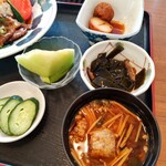 Daigo - 上カルビ定食の副菜、味噌汁、フルーツ、漬け物