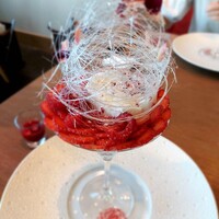 オールデイダイニング オアシスガーデン - 花びらに見立てた薄切り苺がｷﾞｯｼﾘ