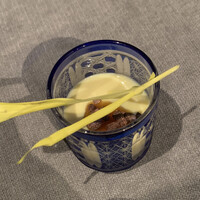 ROBB - FUJIさんのお得意と教えていただいた、玉蜀黍のすり流し。
                    甘く滑らかな舌触りに、カカオニブがしっかりと最初のご挨拶。