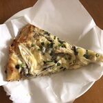 ココラデ - 蒸し鶏ときのこのホワイトソースピザ