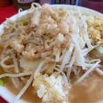 ラーメン二郎 - 小ラーメン(790円)麺少なめ、ニンニク少なめ ヤサイアブラ＋生姜(50円)。