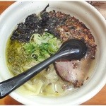 麺場 Voyage - ラーメン \700 ワンタン \150 見るからに洋風な感じ。嗜好を凝らした一杯になってます♪