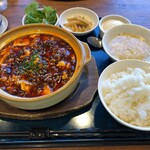 中国料理 北京館 - 極味 麻婆豆腐定食。土鍋の麻婆はぐつぐつで登場