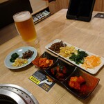 焼肉ホルモンゆうじ三木店 - キムチ3種盛りとナムル盛り