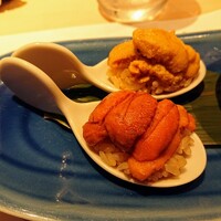 新橋 天鮨 - ムラサキウニ(塩水)とバフンウニ(手前)