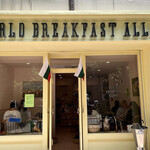 WORLD BREAKFAST ALLDAY - 正面で15分程待ち続けます。