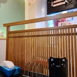 台湾唐揚 横濱炸鶏排 - 店内はイートイン的な、ちょっとしたスペースです。揚げたての味を選ぶなら店内で、雰囲気も楽しむならテイクアウトで井の頭公園にて食すのが正解