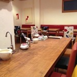 カウンター席＆テーブル席