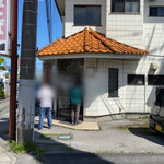 朝日屋 - 外待ち2人かー(^^)