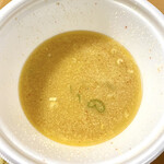 ちゃーしゅうや武蔵 - からし味噌ラーメンのスープ