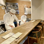Asakusa Hirayama - カウンター席
      ご主人の隣の料理人の女性は、将来お蕎麦屋さんを開業したいとこちらで学ばれているそうなのです♪