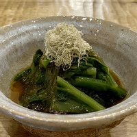 浅草 ひら山 - 蔓紫とガゴメ昆布のお浸し
                    どちらも粘りのある食材、これから本格的な暑さをむかえるのにうってつけなお浸しです♪
                    お出汁の淡い味付けがとても良く、蔓紫とガゴメの香りと滑りをツルッと美味しくいただきました。