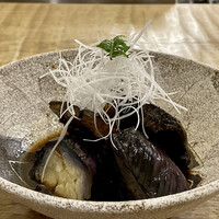 浅草 ひら山 - ニシンと茄子の炊き合わせ
                    一度揚げ色味を定着させてから軽く炊いているそうです。
                    茄子は油との相性が良いですから煮汁もよく染みています♪
                    ニシンがいい味わい、柔らかく炊かれ煮汁が染みてとっても美味しい♪