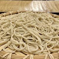 浅草 ひら山 - せいろ一枚目
                    福井県産（永平寺町）の蕎麦粉を使った手打ち十割蕎麦。
                    ご主人は〝江戸蕎麦ほそかわ〟さんやいくつかのお蕎麦屋さんで修行された方、香り良く艶のあるお蕎麦、喉越し良くツルッとして美味しいです。