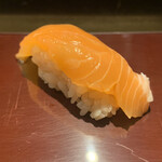 築地 男前鮓 - サーモンの桜締め