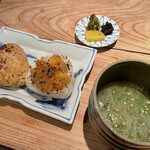 炭火割烹 蔓ききょう - ご飯　焼きおにぎり　鶏ガラのスープ