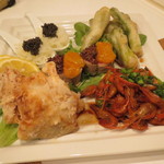 レンゲ - タパス盛合せ:冷製のビーフン  キャビアで、リッチな鶏レバーのぱて  金華ジャムとカカオのキャラメリゼ、上海手長海老のマリネ、たらの芽のフリット、虎河豚の唐揚げ、蛤の茶碗蒸し 金華ハムのコンソメで4