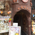 Okinawa To Ajia Ryuukin - まるで沖縄の洞窟のような店舗入り口。沖縄行ったことないけど(￣∀￣)