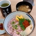 Sushi Misakimaru - ネギトロいくら丼900円税込。2022.5月現在。
