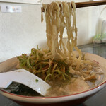 らー麺　Do・Ni・Bo - ちぢれ太麺をリフト⤴️