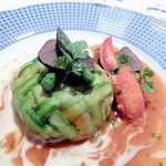 向日葵 - 薄くスライスされた、グリーンアスパラでオマールを包んでいます。