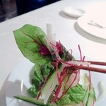 向日葵 - 細かなサラダもお箸があると食べやすいです。