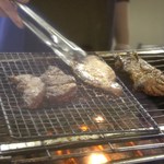 アヤズキッチン - 大きなグリルで直火焼きされる、ジャークチキンたち