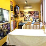 アヤズキッチン - 店内はレゲエの映像が流れる