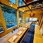 齋華 - ◎大きな窓からは見えるもみじの葉が美しい。