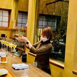 齋華 - ◎ソムリエの詩乃さんが、シャンパンを注いでいく。