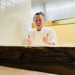 齋華 - ◎料理を説明してくれる齋藤さんは四川料理の鬼才。