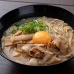 徳島拉麺 (돼지 뼈 간장 국)