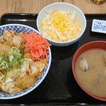 Yoshinoya - 親子丼(大盛)+サラダ、アサリ汁セット