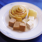 レストラン ストックホルム - 山羊のチーズや自家製シナモンロールなど